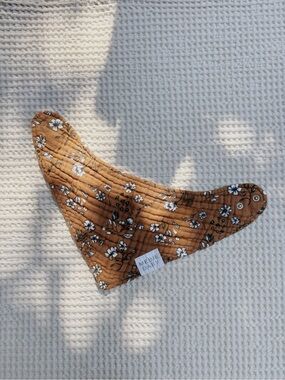 Mebie Baby Brown Floral Bib